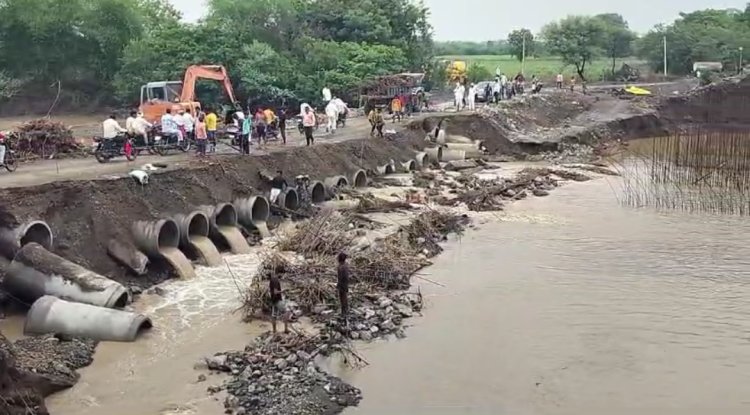 मुसळदार पावसामुळे शिरूर अनंतपाळ नजीकचा घरणी नदीवरील पर्यायी रस्ता गेला वाहवून...