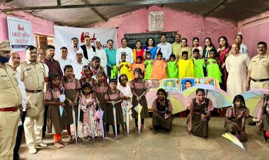 नमस्ते नाशिक फाउंडेशनच्यावतीने आदिवासी भागातील विद्यार्थ्यांना पावसाळी साहित्य वाटप...