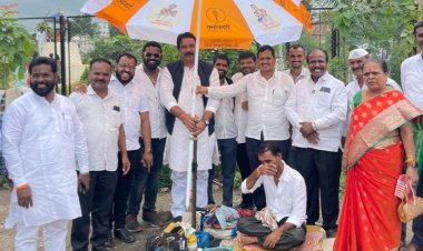 उद्धव बाळासाहेब ठाकरे यांच्या वाढदिवसाच्या निमित्ताने माजी उपसभापती अमोल पवार यांच्याकडून छत्री वाटप उपक्रम संपन्न...!