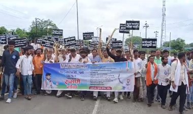 शेतकऱ्यांच्या विविध मागण्यांसाठी तहसील कार्यालयावर रुमणे मोर्चा धडकला...