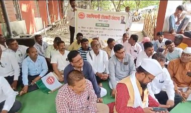 ठिबकचे थकीत अनुदान आणि पिकविम्याच्या मागणीसाठी स्वाभिमानी शेतकरी संघटनेचे धरणे आंदोलन