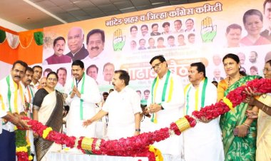 काँग्रेसच्या वरिष्ठ नेत्यांचे,  ५० किलोच्या भव्य पुष्पहाराने पदाधिकाऱ्यांकडून स्वागत...