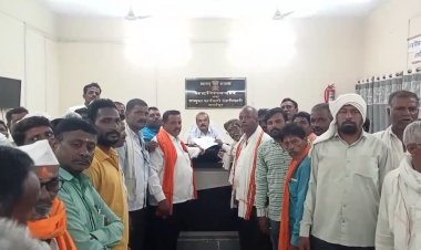 शेतकऱ्यांना 2023 च्या खरिब हागामातील पीक विमा सरसकट मिळण्यासाठी तहसीलदार व कृषी आधिकारी कार्यालयावर धडकला मार्चा...