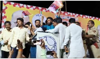 खा. अमोल कोल्हेंच्या भाषणा आधीच; मराठा तरुणांनी व्यासपीठावरील माईकचा घेतला ताबा.! आरक्षण भूमिका जाहीर करण्याची मागणी...