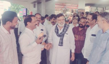 रेल्वे प्रवासी व नागरिकांच्या प्रश्ना संदर्भात खासदार भगरे यांनी सहाय्यक विभागीय प्रबंधकांची घेतली भेट...