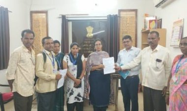 शाळास्तरावरील कर्मचाऱ्यांना रुजू करावे.! गटविकास अधिकारी याना निवेदन