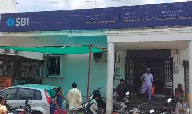 SBI कर्मचाऱ्यांच्या उद्धट वागणुकीमुळे ग्राहक नाराज...
