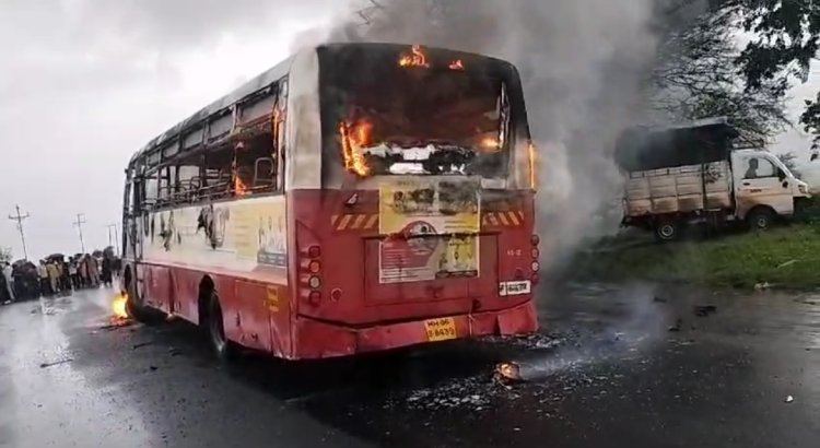 अक्राळे फाटा येथे बस व कारचा अपघात.! वाहनांनी घेतला पेट, दोघांचा मृत्यू...