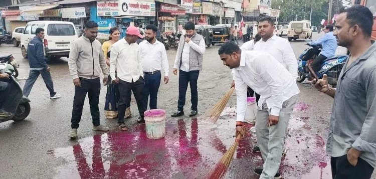 अजित पवारांची पाठ फिरताच धुतले रस्ते...