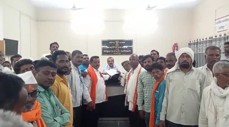 शेतकऱ्यांना 2023 च्या खरिब हागामातील पीक विमा सरसकट मिळण्यासाठी तहसीलदार व कृषी आधिकारी कार्यालयावर धडकला मार्चा...