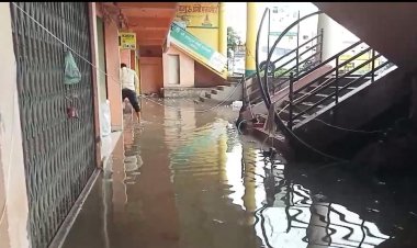 सततच्या पावसामुळे नालीचे  पाणी शिरले दुकानांमध्ये.! दहा ते बारा लाख रुपयांच्या खताचे नुकसान