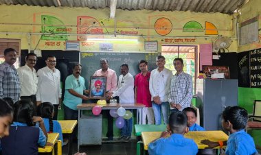 वाढदिवसानिमित्ताने झुरडे यांनी दिली शाळेला क्रांतिकारक राघोजी भांगरे यांची प्रतिमा भेट...