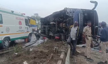 ट्रॅव्हल्स बसचा वासनगाव पाटी जवळ अपघात; पाच ते सात प्रवासी जखमी...