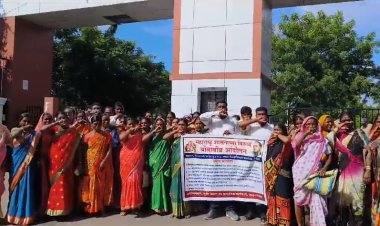 जि.प. शाळलेतील स्वयंपाकी व मदतनीस यांच्यावतीने; जिल्हाधिकारी कार्यालयावर बोंबाबोंब आंदोलन...