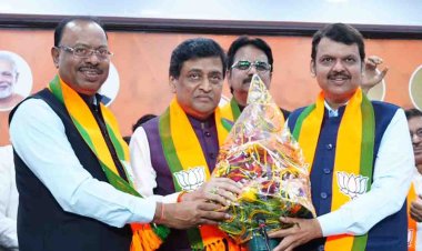 खा. अशोक चव्हाण यांनी घेतली मुख्यमंत्री फडणवीस यांची भेट.! जि.प. इमारतीसाठी 350 कोटींच्या मागणीसह अनेक विकासकामांकडे वेधले लक्ष...