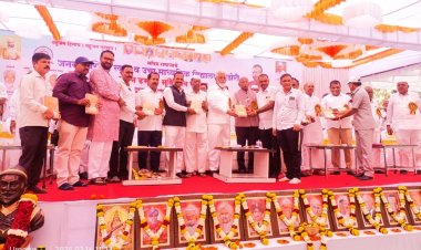 दिंडोरी शिक्षक संघाच्यावतीने शिक्षण मंत्री दादा भुसे यांचे अनोखे स्वागत; 'बुके नको बुक द्या' उपक्रमांतर्गत ५१ डझन वह्या भेट...