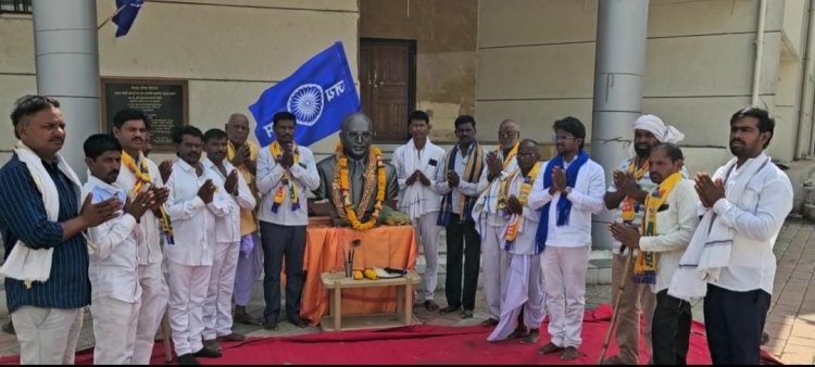 उपोषणकर्त्यांनी पंचायत समिती आवारात साजरी केली बाबासाहेबांची जयंती.! कारवाई होत नाही तो पर्यंत उपोषण मागे न घेण्याची शपथ...