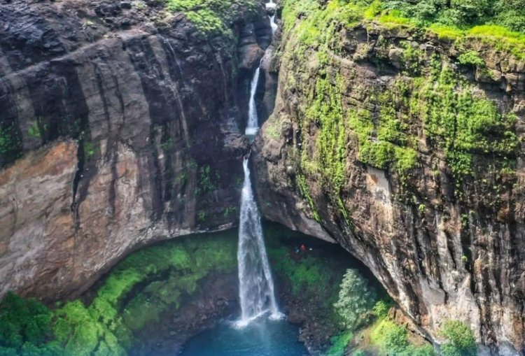 देवकुंड धबधब्यात हृदयद्रावक दुर्घटना; फोटो काढताना 2 जणांचा बुडून मृत्यू