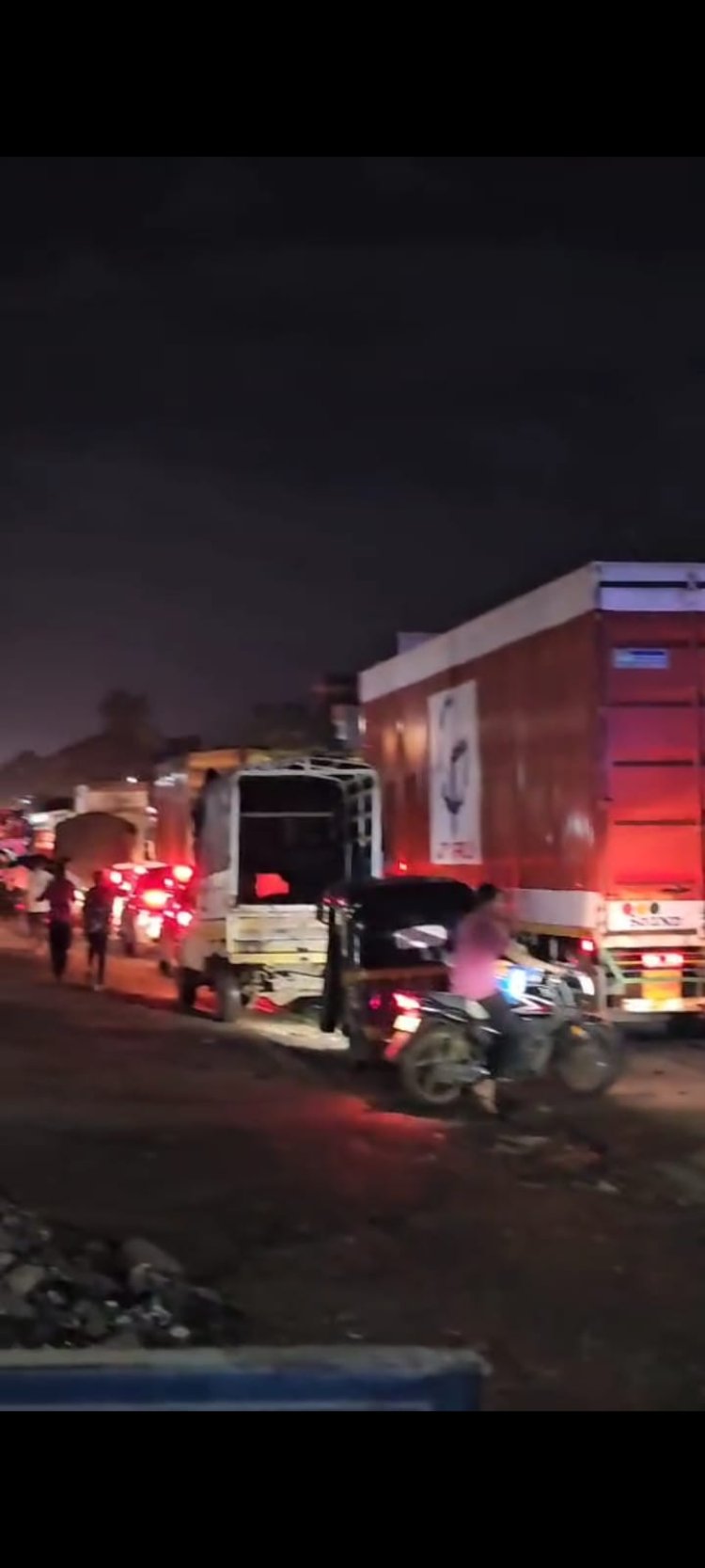 चाकणमध्ये ट्रॅफिक कोंडीचा भडका.! नागरिक त्रस्त...