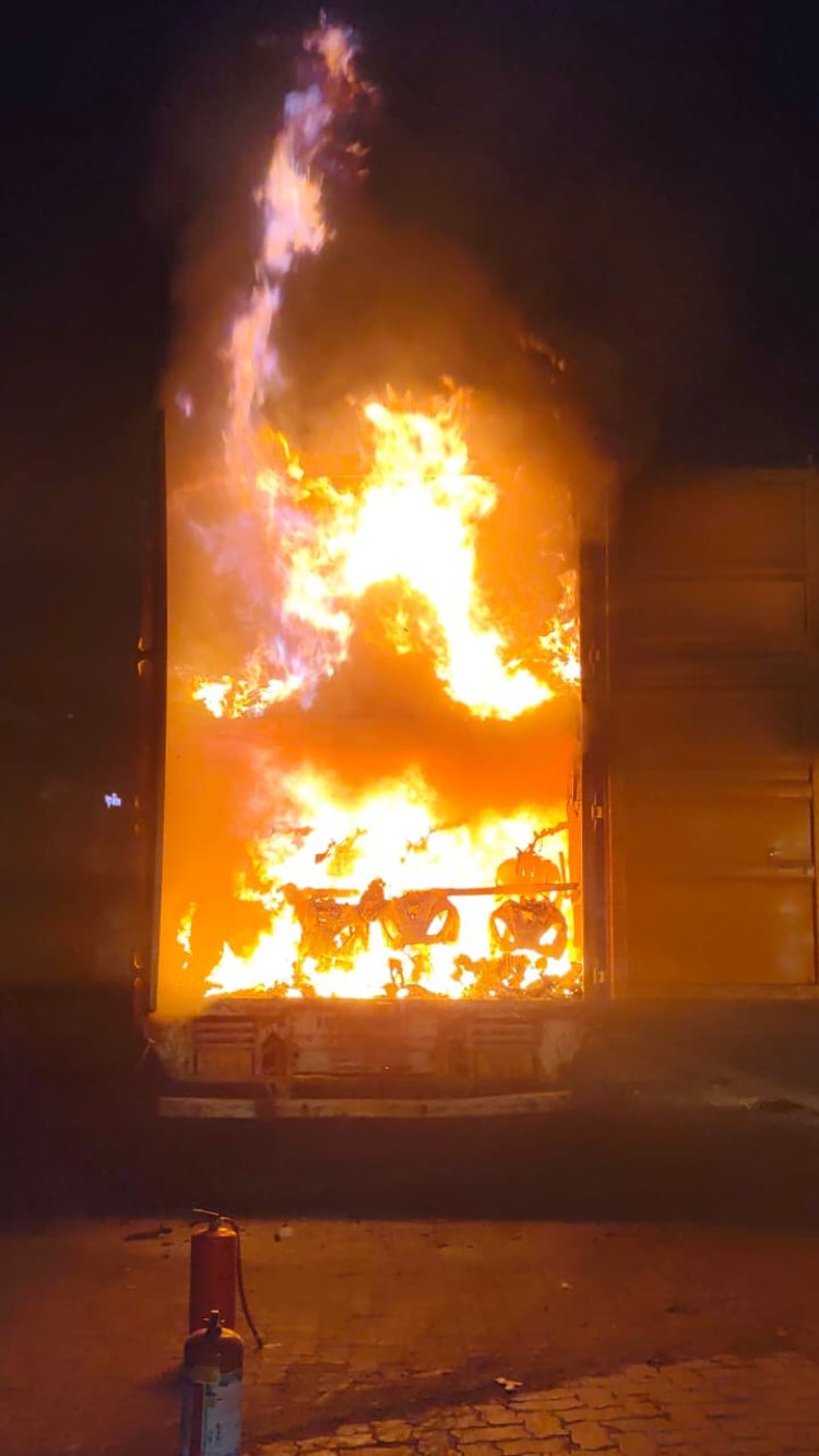 मोठी बातमी : खराबवाडी गावात दुचाकीने भरलेल्या कंटेनरला भीषण आग..!