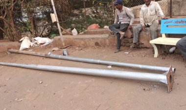 राजगुरुनगर नगरपरिषदेत ‘गजब’ कारभार? दलित वस्तीतील लाईटचे खांब काढून नगरसेविकेच्या पतीच्या वार्डात बसवल्याचा आरोप...