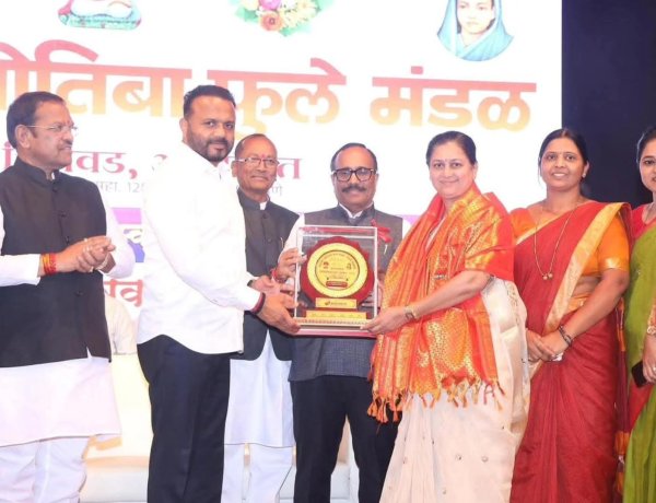 नगराध्यक्षा मनिषाताई सुरेशभाऊ गोरे यांना सावित्रीमाई फुले महिला भूषण पुरस्काराने गौरव...