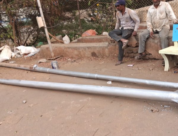 राजगुरुनगर नगरपरिषदेत ‘गजब’ कारभार? दलित वस्तीतील लाईटचे खांब काढून नगरसेविकेच्या पतीच्या वार्डात बसवल्याचा आरोप...