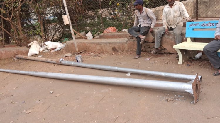 राजगुरुनगर नगरपरिषदेत ‘गजब’ कारभार? दलित वस्तीतील लाईटचे खांब काढून नगरसेविकेच्या पतीच्या वार्डात बसवल्याचा आरोप...