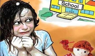 गुरुजींच्या रुपात ‘नराधम’! चिमुरड्यांशी अशोभनीय वर्तन करणाऱ्या शिक्षकाला गावकऱ्यांचा चोप...