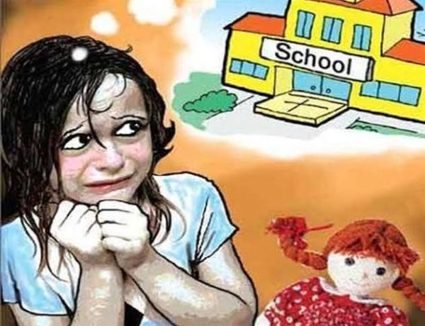 गुरुजींच्या रुपात ‘नराधम’! चिमुरड्यांशी अशोभनीय वर्तन करणाऱ्या शिक्षकाला गावकऱ्यांचा चोप...