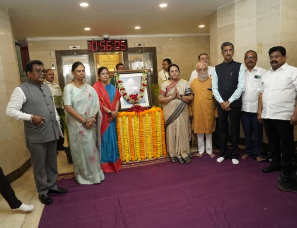 यशवंतराव चव्हाण यांच्या जयंतीनिमित्त विधानभवनात अभिवादन...