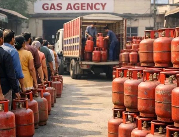 पवनीतील 'भावना गॅस एजन्सी'चा तुघलकी फतवा - ४५ दिवसांनंतरच मिळणार गॅस?  ग्राहकांचे हाल...