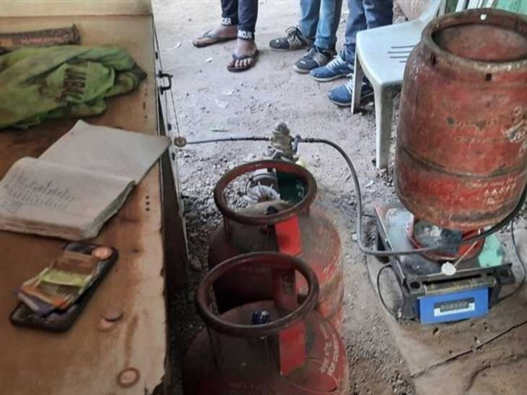 चाकण परिसरात अवैध गॅस सिलिंडर भरण्याचा धंदा; प्रशासनाचे साफ दुर्लक्ष?