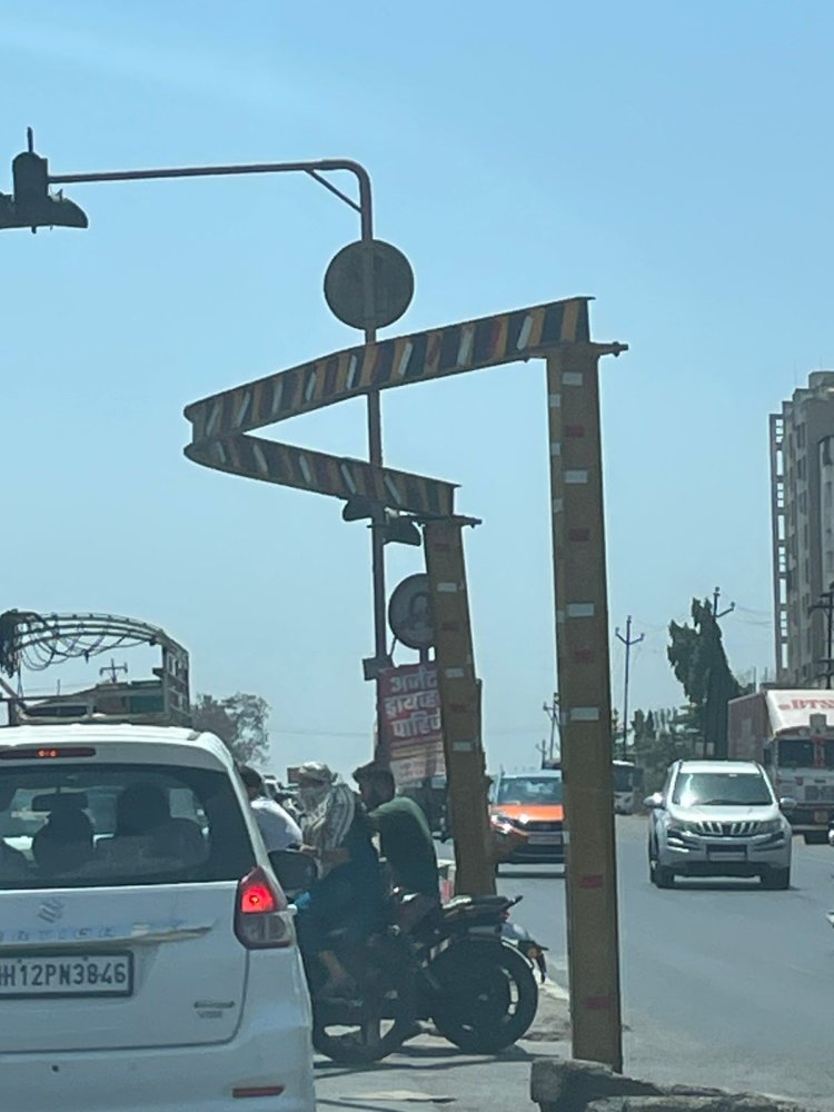 रस्त्यावर मृत्यूचा सापळा? संबंधित प्रशासन झोपेत?