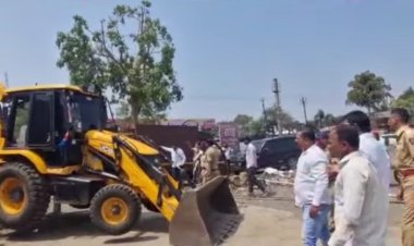 राजगुरूनगरमध्ये PMRDA ची धडक कारवाई; अतिक्रमणांवर बुलडोझर, व्यापाऱ्यांमध्ये संताप...
