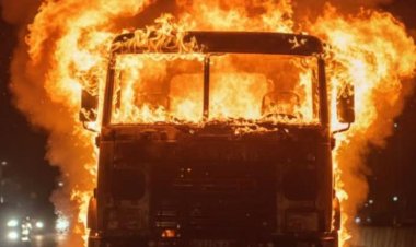 शिक्रापूर रोडवर मालवाहतूक कंटेनरला अचानक भीषण आग.! हायवेवर काहीकाळ गोंधळ आणि भीती..