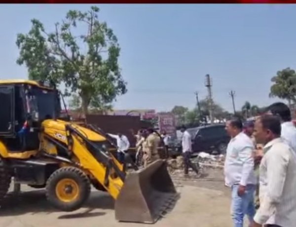 राजगुरूनगरमध्ये PMRDA ची धडक कारवाई; अतिक्रमणांवर बुलडोझर, व्यापाऱ्यांमध्ये संताप...