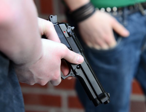 चाकण मध्ये अल्पवयीन मुलाकडून बेकायदा पिस्तूल हस्तगत पोलिसांची धडक कारवाई...