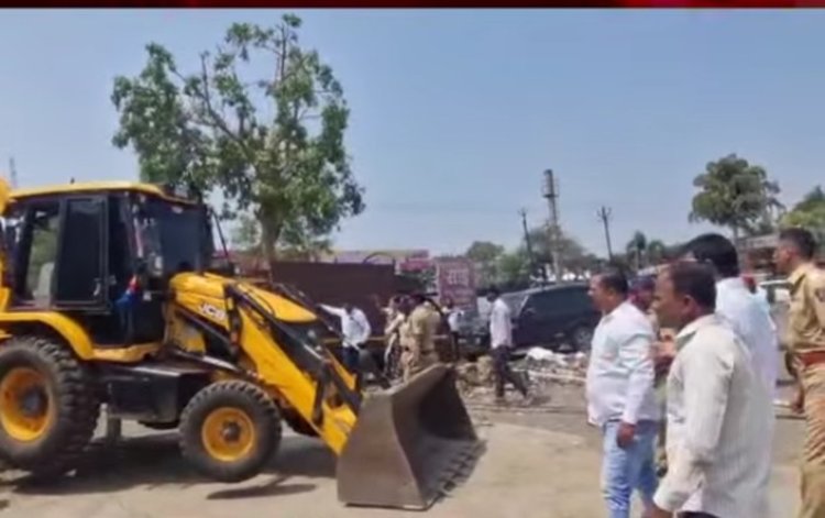 राजगुरूनगरमध्ये PMRDA ची धडक कारवाई; अतिक्रमणांवर बुलडोझर, व्यापाऱ्यांमध्ये संताप...