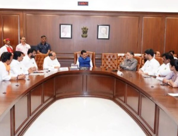 पुणे - नाशिक सेमी हायस्पीड रेल्वे प्रकल्प मूळ सरळ मार्गानेच? मुख्यमंत्र्यांकडून सकारात्मक भूमिका...