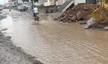 महावितरणच्या निष्काळजीपणाचा फटका नागरिकांना; महाळुंगे-बिरदवडी रस्ता चिखलात