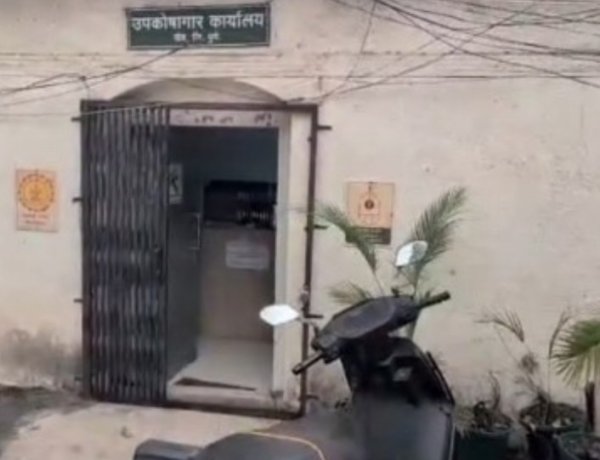 तहसील कार्यालय की ईव्ही चार्जिंग सेंटर? सरकारी विजेवर कर्मचाऱ्याची दुचाकी चार्ज...