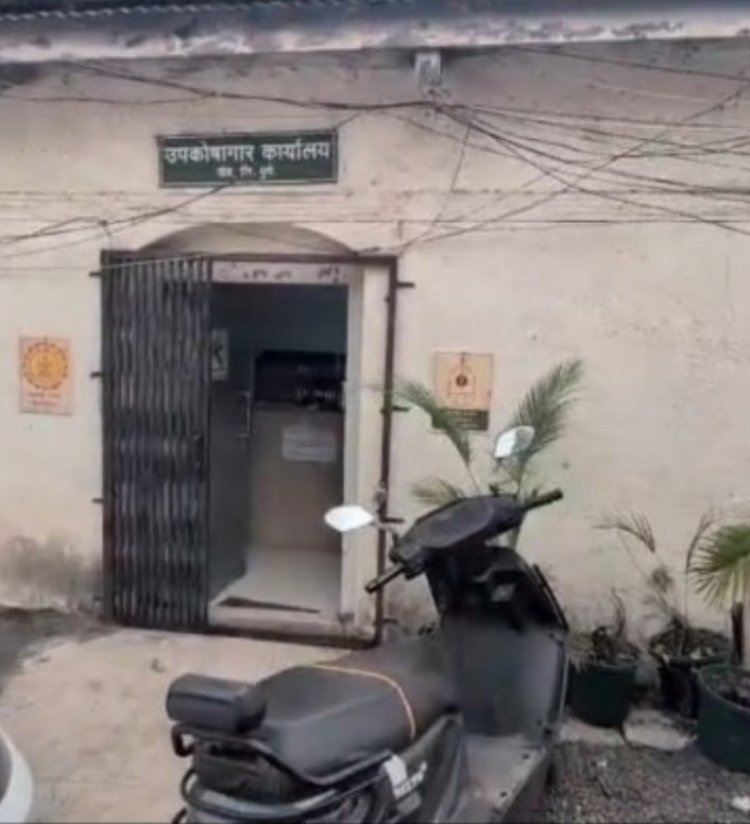 तहसील कार्यालय की ईव्ही चार्जिंग सेंटर? सरकारी विजेवर कर्मचाऱ्याची दुचाकी चार्ज...
