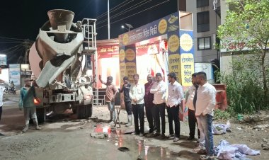 खड्ड्यांमुळे अपघात वाढले; प्रशासनाची वाट न पाहता नगरसेवकाने स्वखर्चाने रस्ता दुरुस्त केला