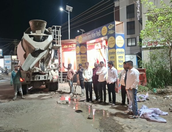 खड्ड्यांमुळे अपघात वाढले; प्रशासनाची वाट न पाहता नगरसेवकाने स्वखर्चाने रस्ता दुरुस्त केला