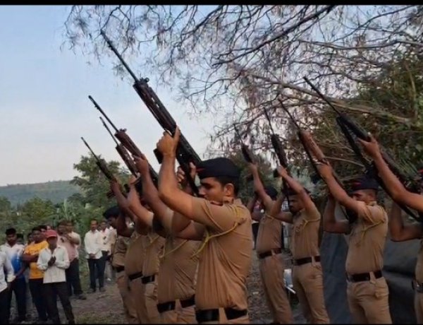 पोलीस उपनिरीक्षक किशन भोईर यांना शासकीय इतमामात अखेरचा निरोप; २१ बंदुकीच्या फैरी झाडून मानवंदना