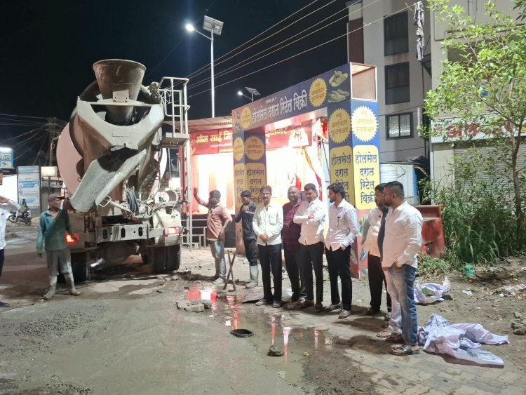 खड्ड्यांमुळे अपघात वाढले; प्रशासनाची वाट न पाहता नगरसेवकाने स्वखर्चाने रस्ता दुरुस्त केला