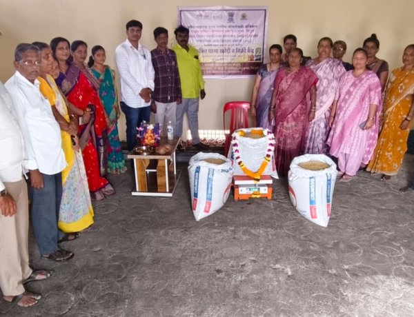 खामुंडीमध्ये महिलांच्या स्वावलंबनाला नवी दिशा! ‘उमेद’ अभियानांतर्गत चार व्यवसायांचे उद्घाटन; महिला बचत गटांची भरारी